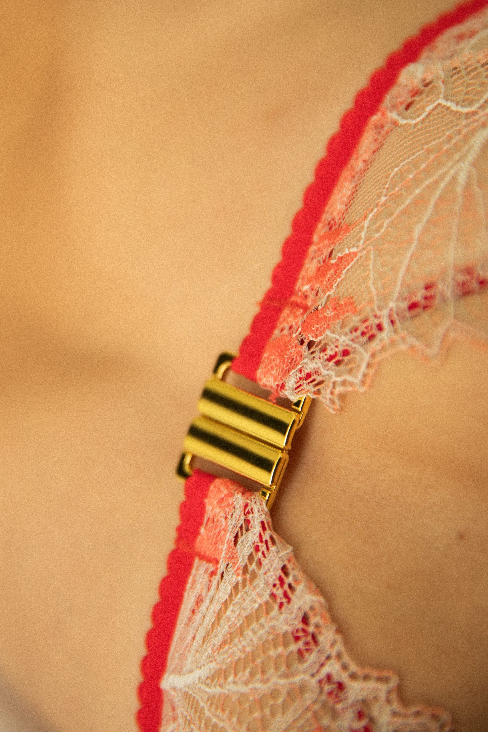 Triangle détail attache dorée